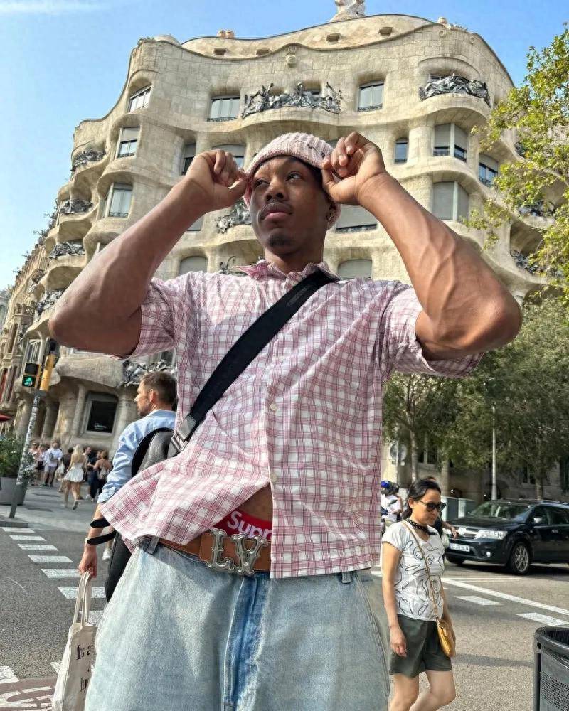 精神小伙！斯科蒂-巴恩斯晒自己在巴塞罗那旅游的照片