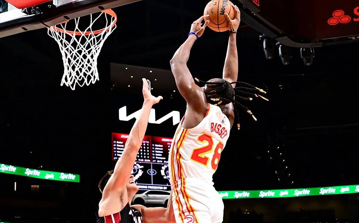 内线新星表现抢眼!前马刺球员闪耀老鹰战绩提升