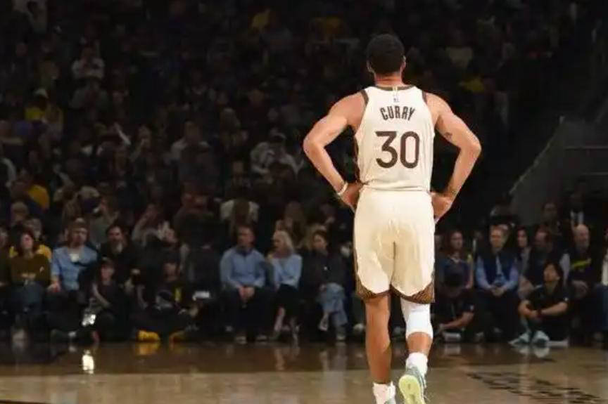 库里大腿股四头肌挫伤，至少缺席两周，勇士战绩面临严峻考验