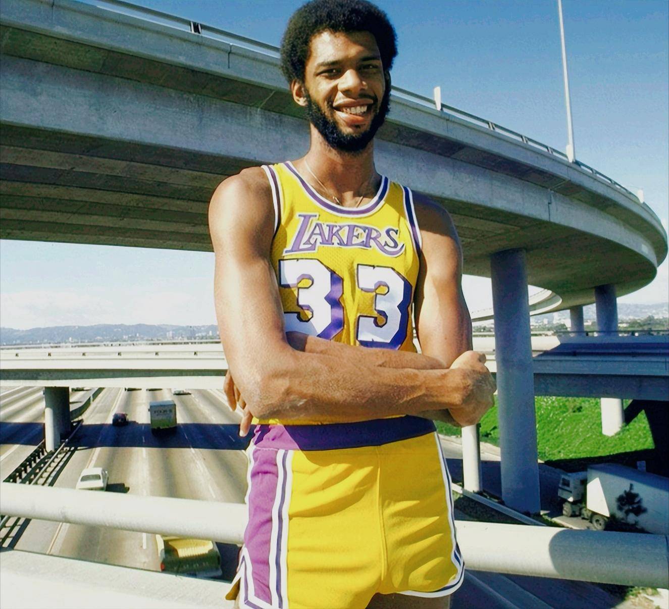 詹姆斯即将再度封神!登顶历史第一总胜场仅差59场!若达成只能说到NBA天花板了