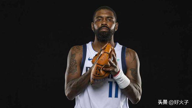 独行侠队凯里·欧文与机器人互动，但并非以炫酷的运球过人收尾